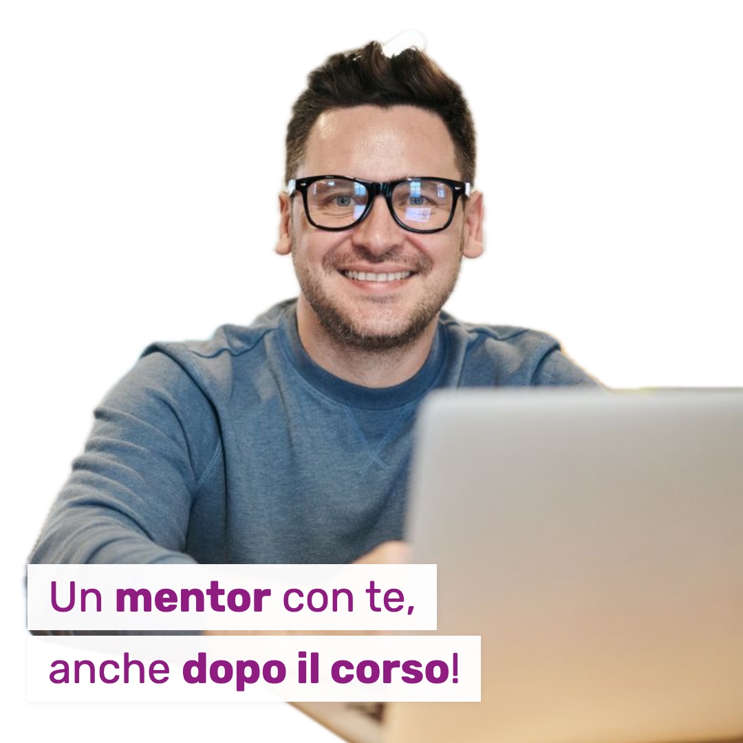 Il mentor della classe, sorridente, al computer